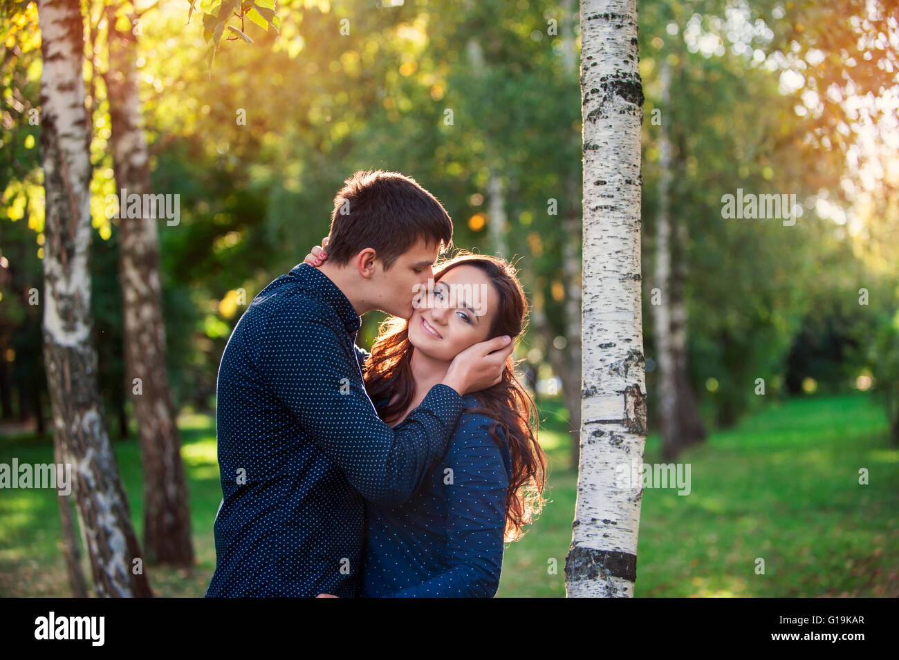 Outdoor-glückliche Paar in Liebe posiert in kalten Winterwetter. Youn Stockfoto