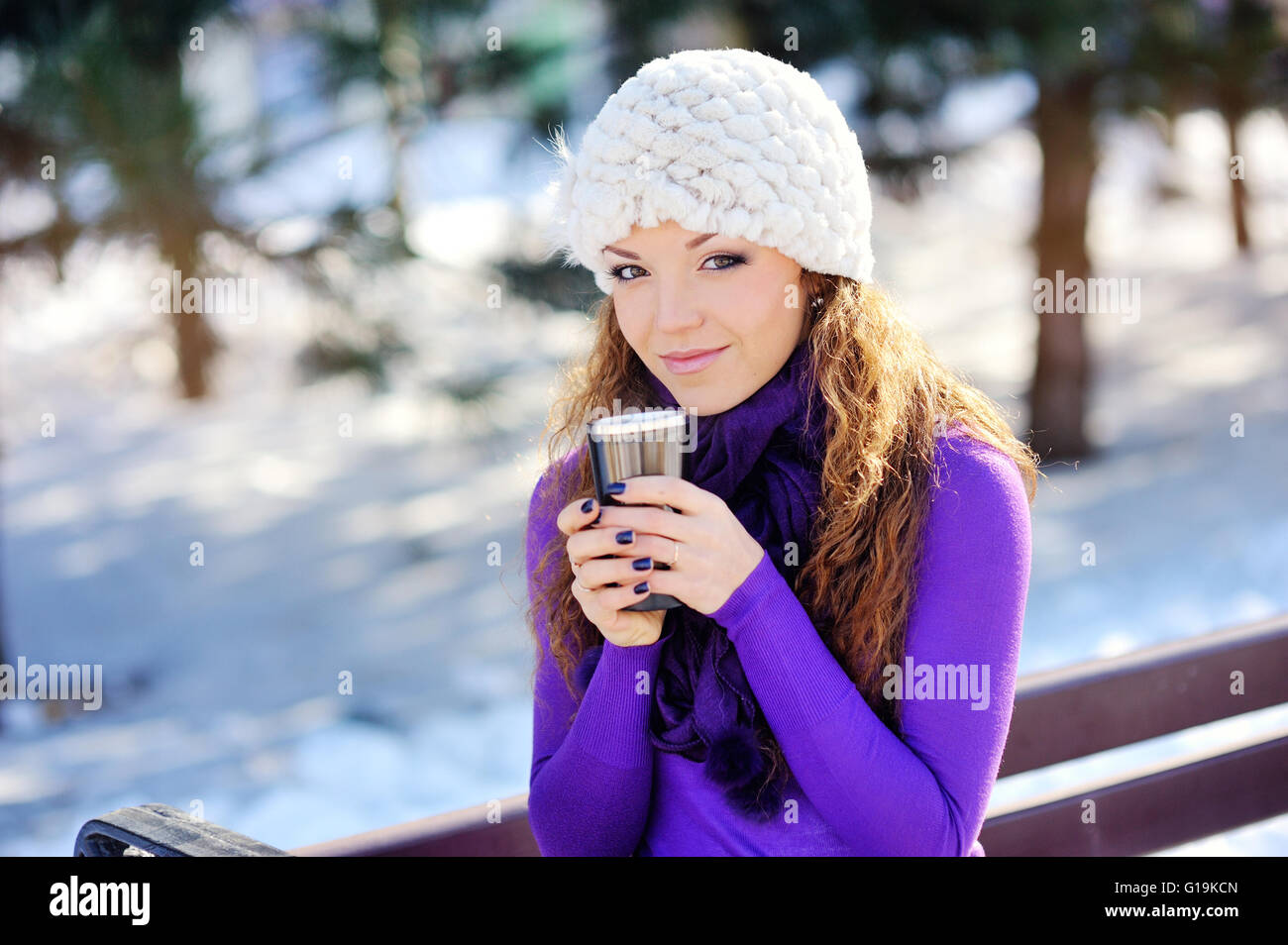 Porträt des schönen Mädchens heißen Getränk im verschneiten wi Stockfoto