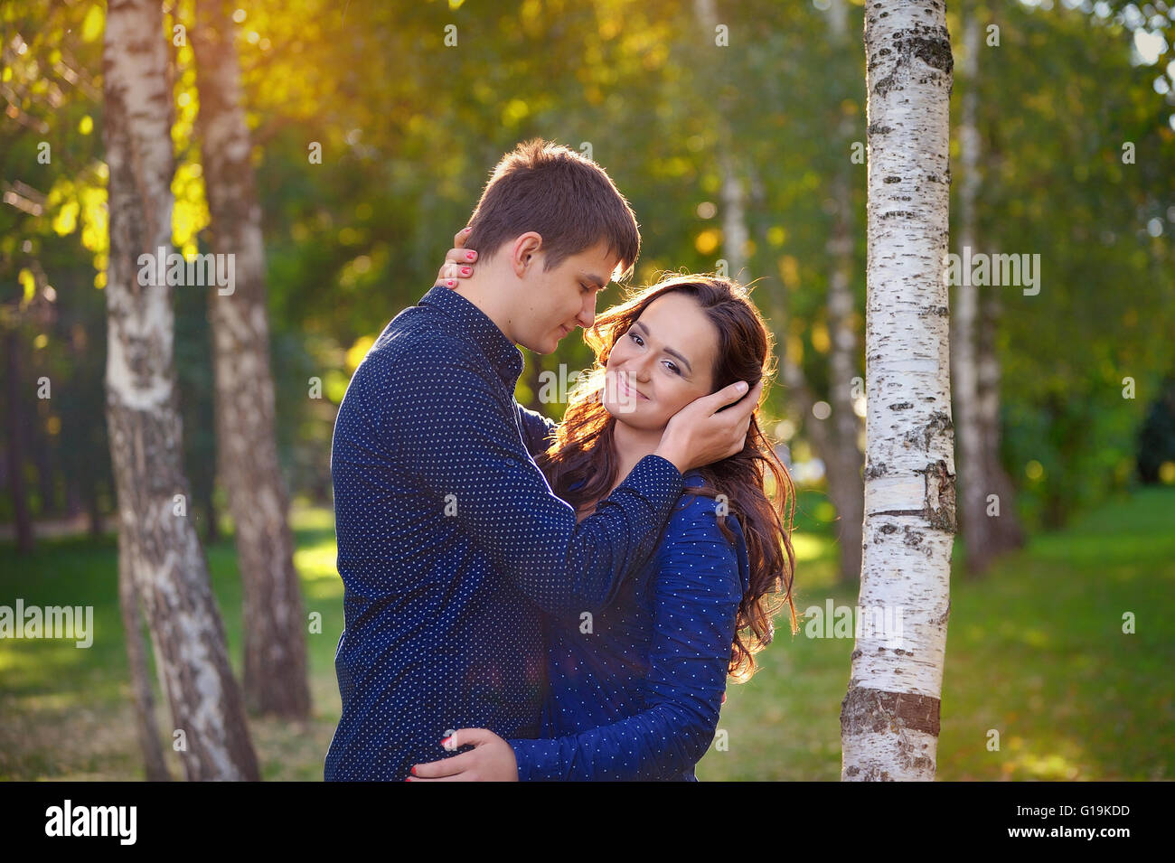 Mann und Frau im Park im Herbst Stockfoto