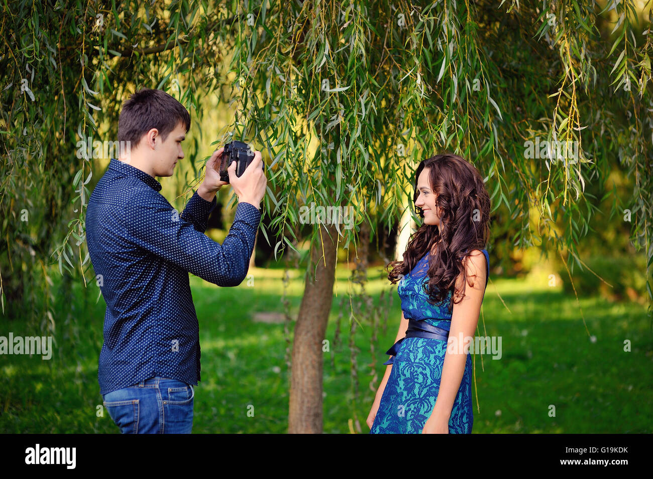 Mann Frau im Park fotografiert Stockfoto