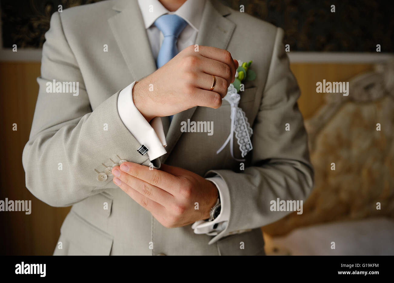 Bräutigam trägt Manschettenknöpfe Stockfoto