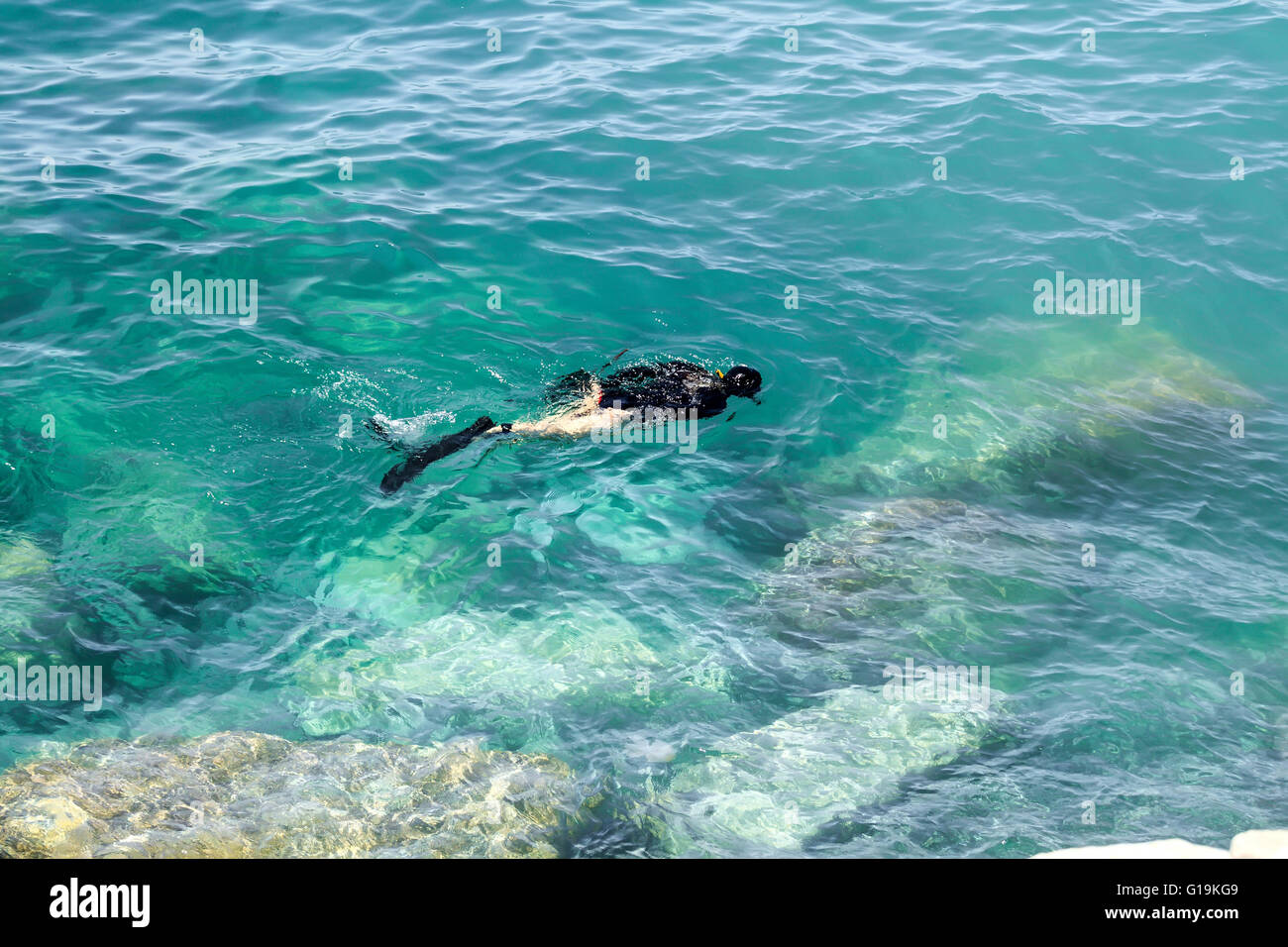 Taucher auf der Suche nach Mittelmeer in der Nähe von Riva Levante in Italien, Blick von oben das Wasser Stockfoto