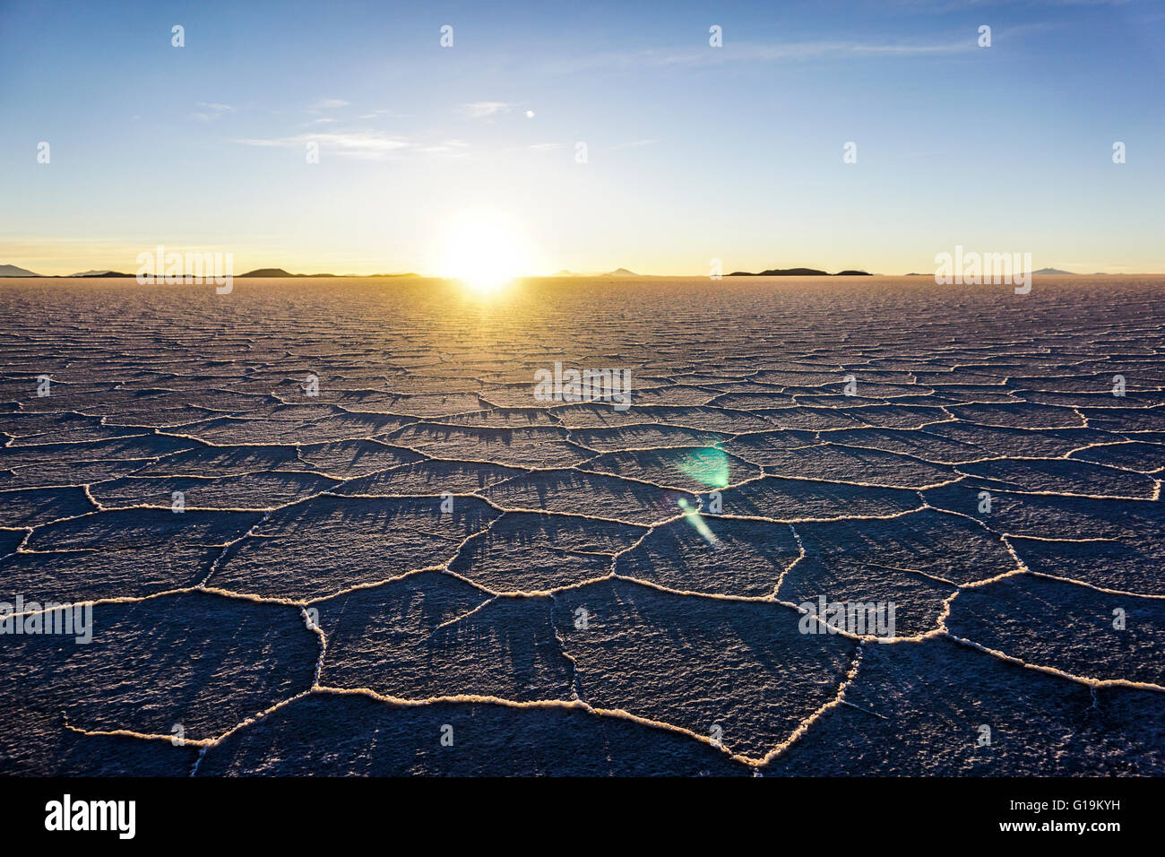 Bolivien, Sonnenaufgang am Salar de Uyuni (oder Salar de Tunupa) ist der weltweit größte Salz flach Stockfoto