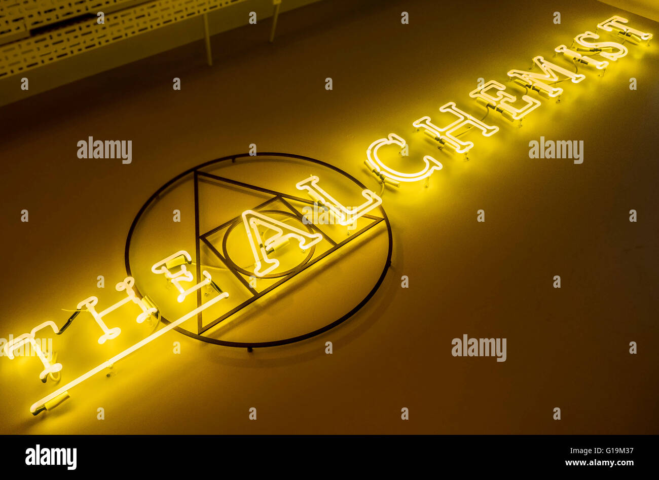 Die Alchemisten Leuchtreklame in cocktail-bar Stockfoto