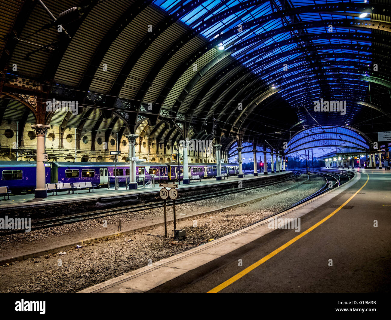 York Railway Station Plattform und Dach Struktur in der Abenddämmerung Stockfoto