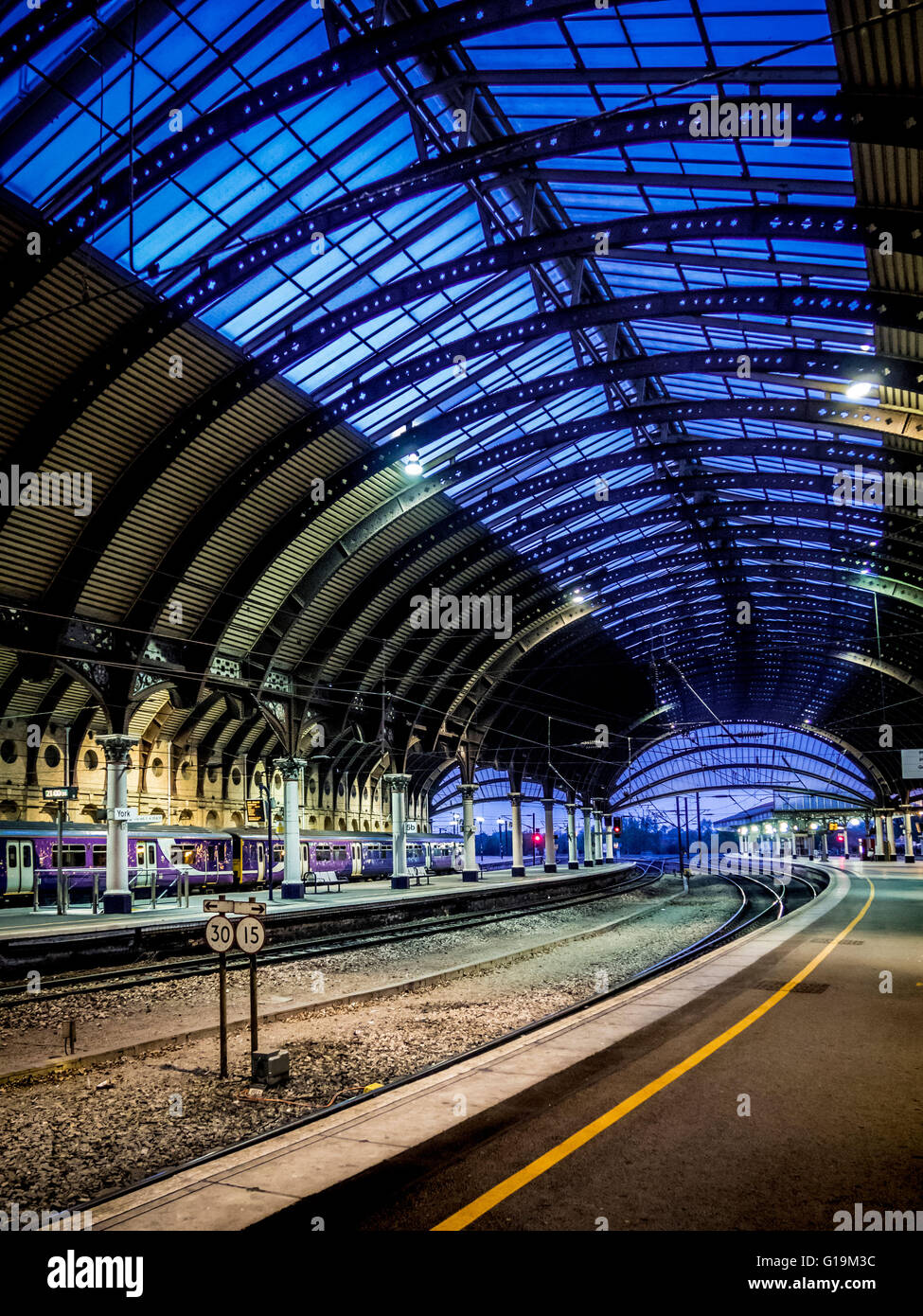 York Railway Station Plattform und Dach Struktur in der Abenddämmerung Stockfoto