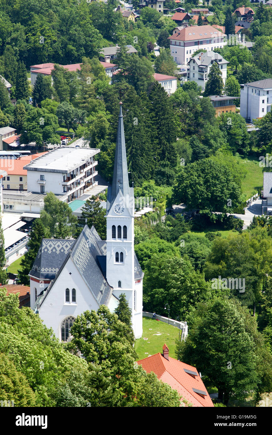 Bled-Kirche von Burg von Bled gesehen ist eine mittelalterliche Burg, erbaut auf einem Abgrund oberhalb der Stadt Bled in Slowenien, mit Blick auf L Stockfoto