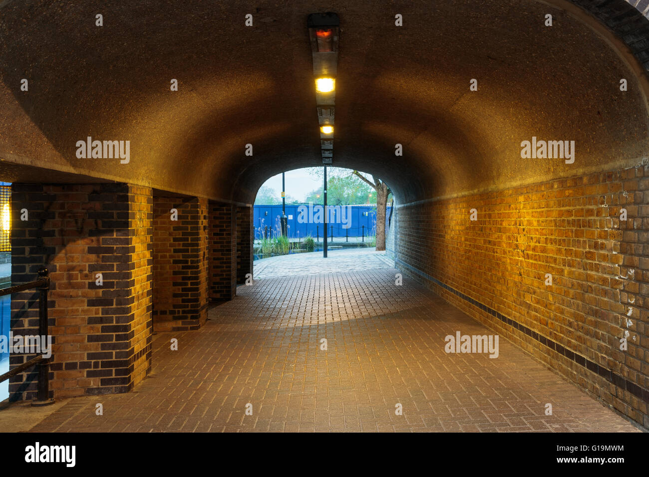 London städtischen unterirdischen gemauerten Tunnel mit Lichter neben Albion Channel Stockfoto