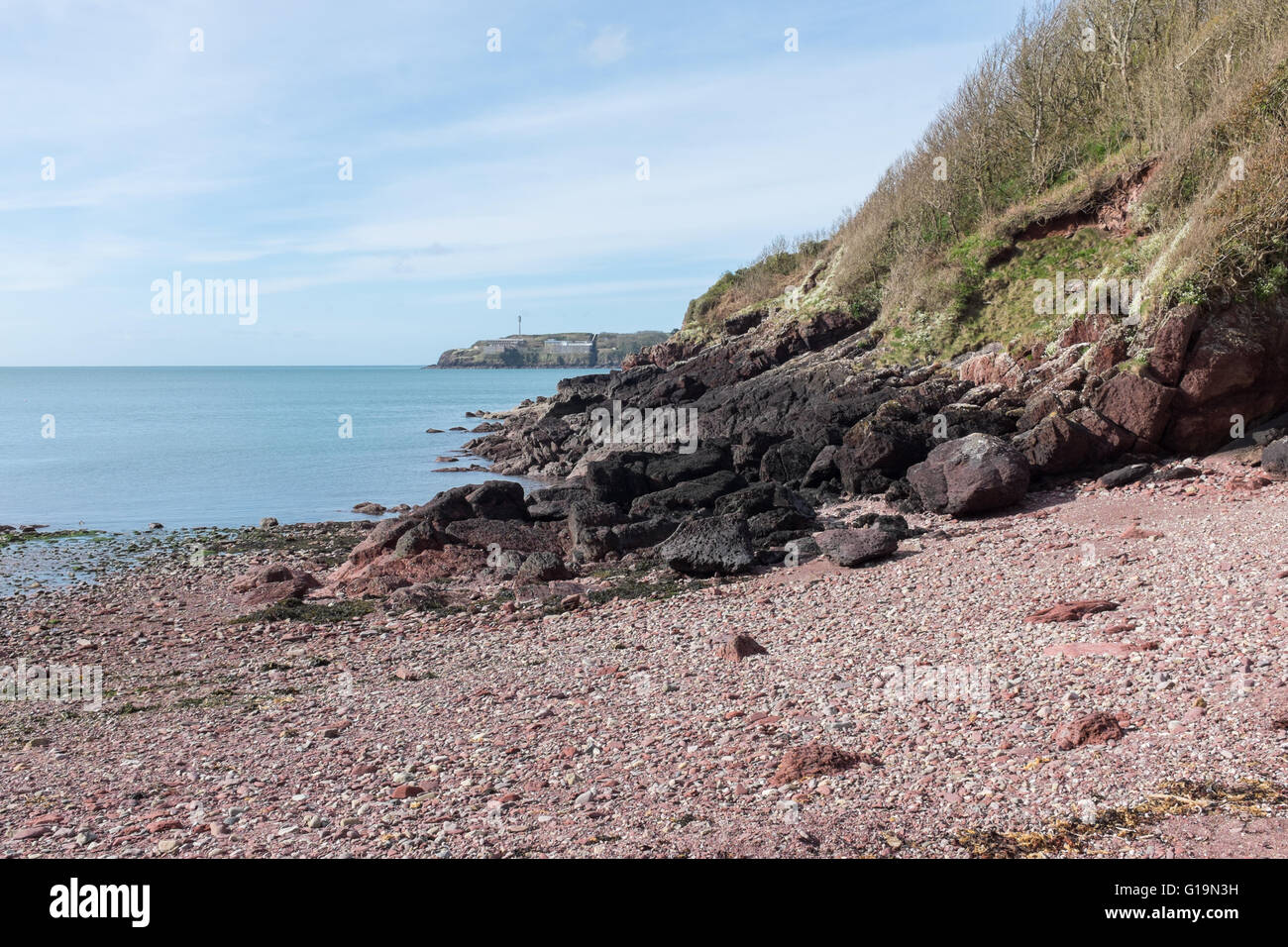 Steiniger Strand in der Nähe von St Ishmaels auf dem Pembrokeshire Coastal Path Stockfoto
