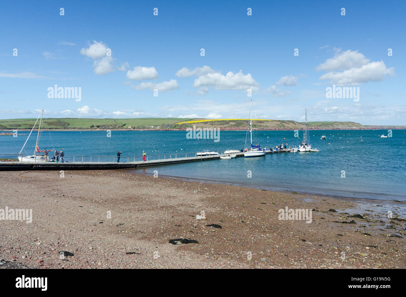 Boote auf dem Ponton an Dale an der Mündung der Milford Haven in Pembrokeshire Stockfoto