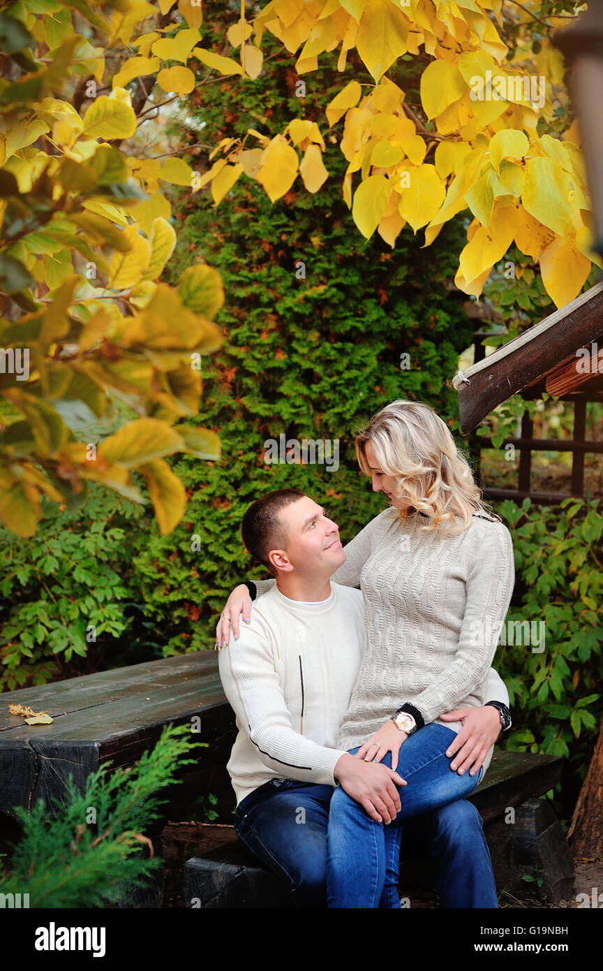 schönes paar im Herbst park Stockfoto