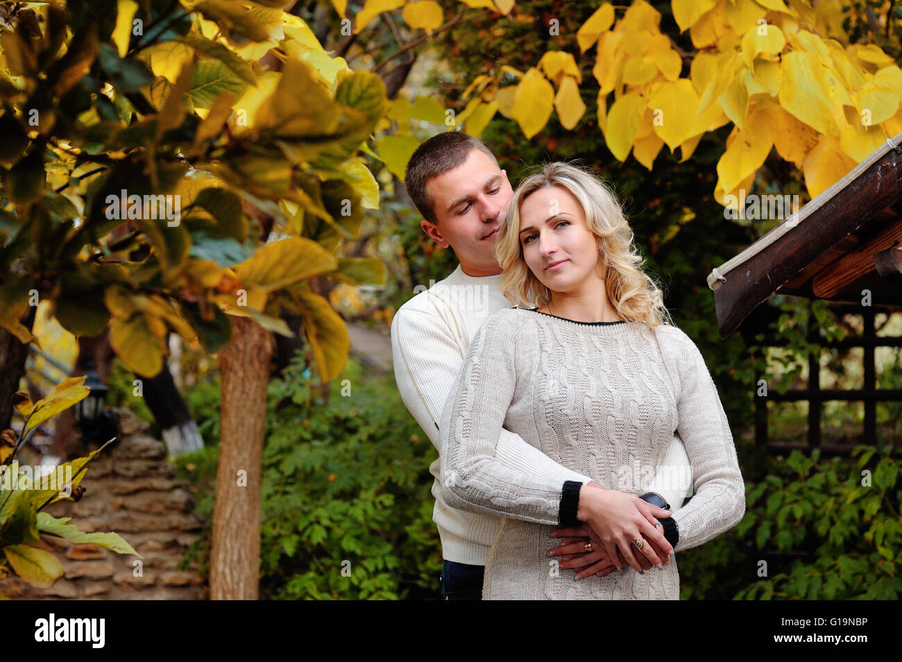 Paar im Herbst park Stockfoto