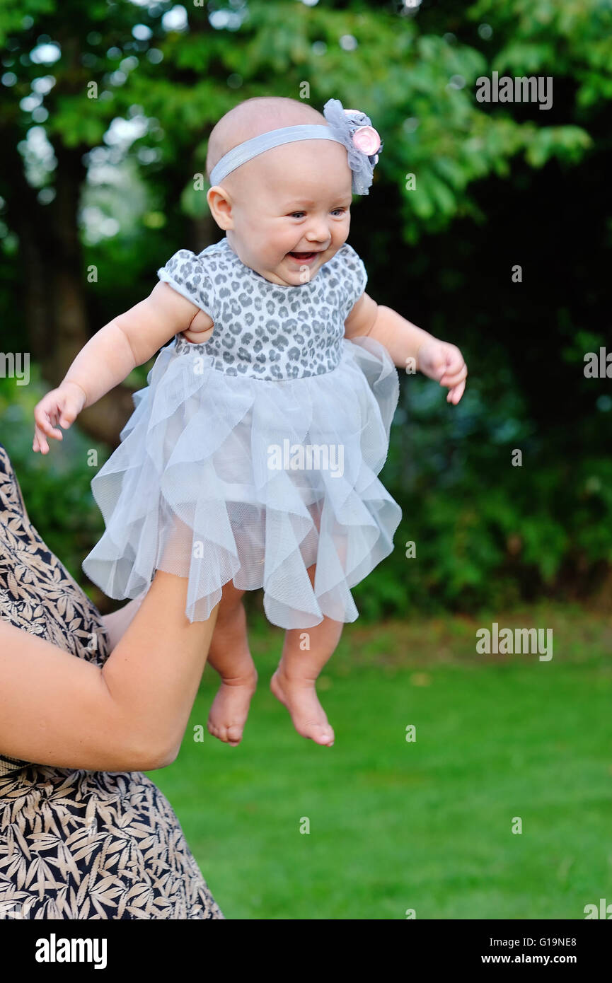 Kleines Baby Girl Portrait im Freien. Nettes Kind über Natur backgr Stockfoto