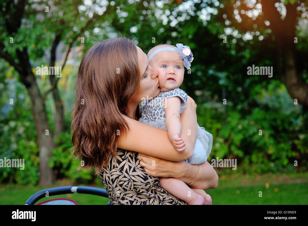 Porträt der glückliche Mutter und Baby spielen im freien Stockfoto