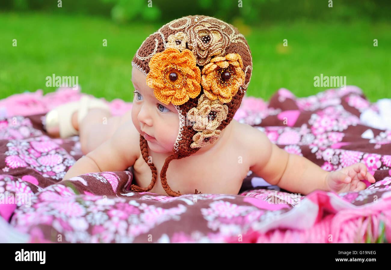 glücklich lächelnd fröhliche Babymädchen in Rosa Kapuze mit Ohren Stockfoto