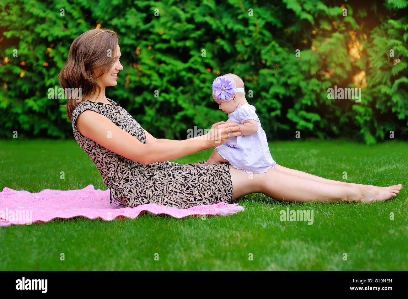Schöne Mutter und Baby im Freien. Natur. Schönheit-Mama und ihre C Stockfoto