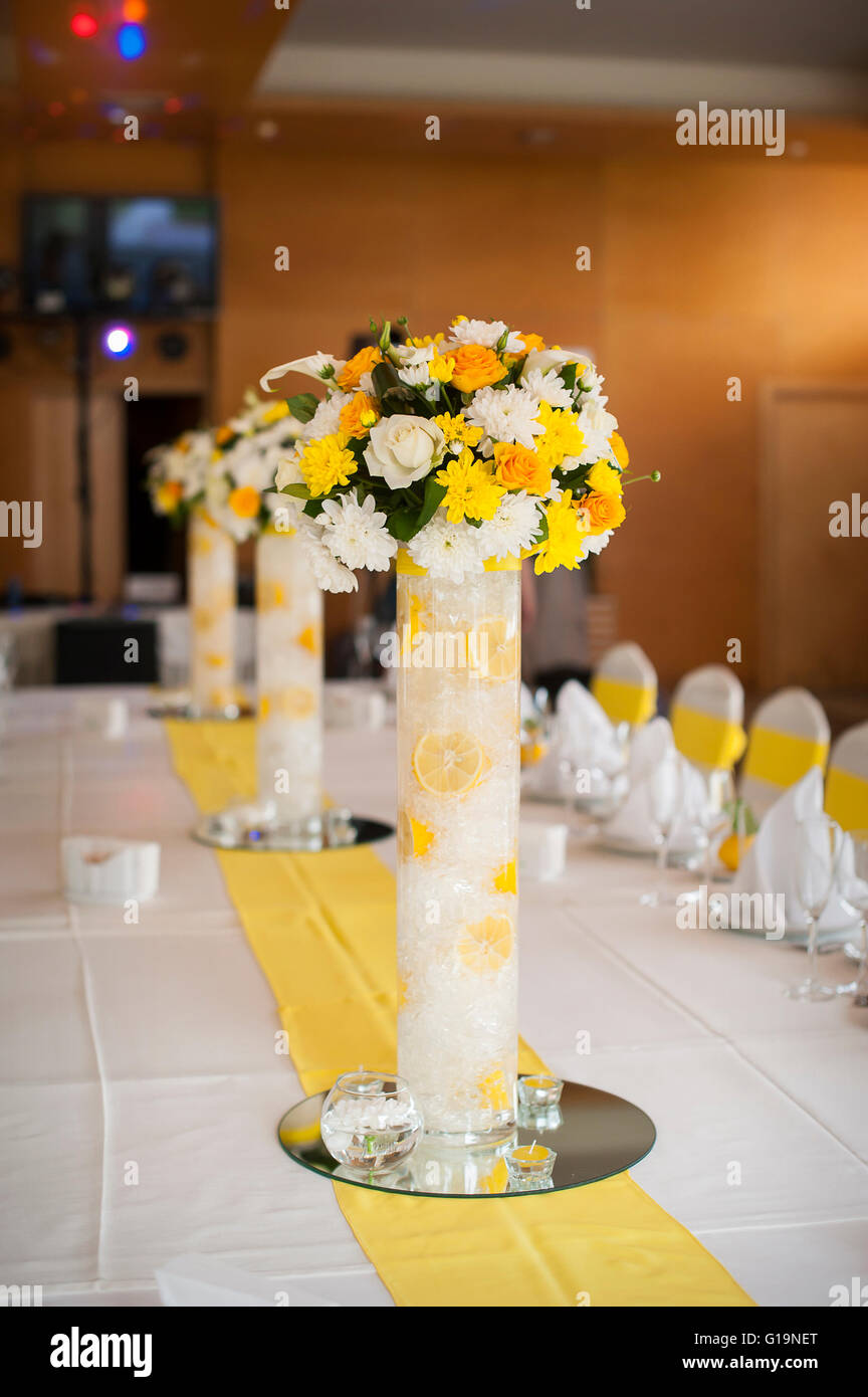Schöne Blumen auf Tisch in Hochzeitstag Stockfoto