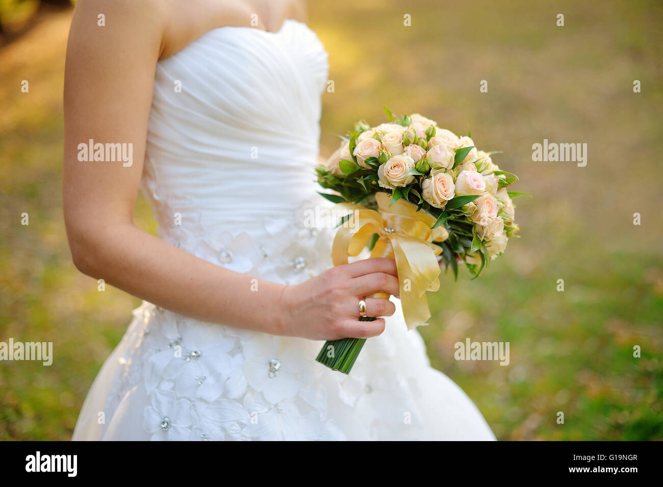 Brautstrauß in die Hände der Braut Stockfoto