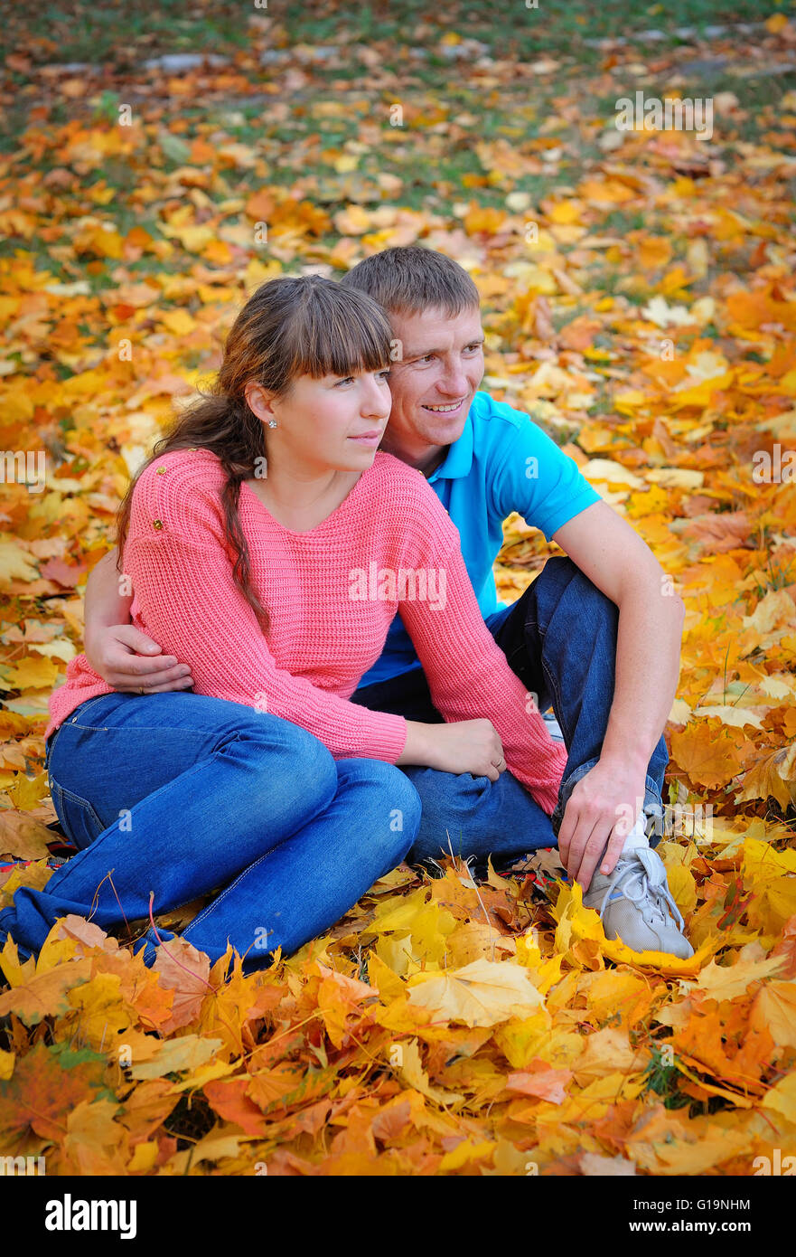paar in Liebe sitzen auf das Herbstlaub Stockfoto