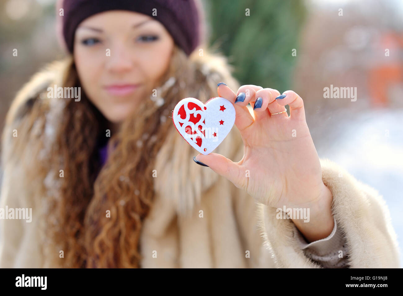 Herz in die Hände eines Mädchens im winter Stockfoto