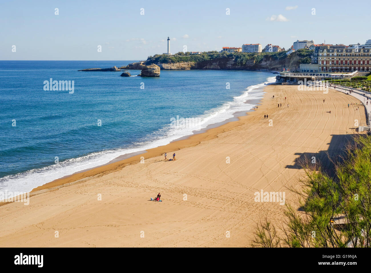 Sicht auf den Leuchtturm, Grande Plage, Aquitaine, Baskenland, Biarritz, Frankreich. Stockfoto