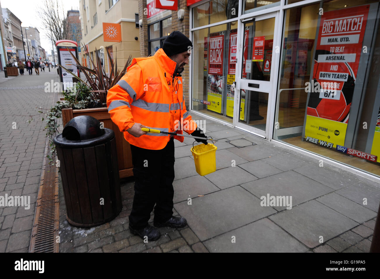 Straße Reiniger in Cardiff Bay Abholung Müll - Vereinigtes Königreich Stockfoto