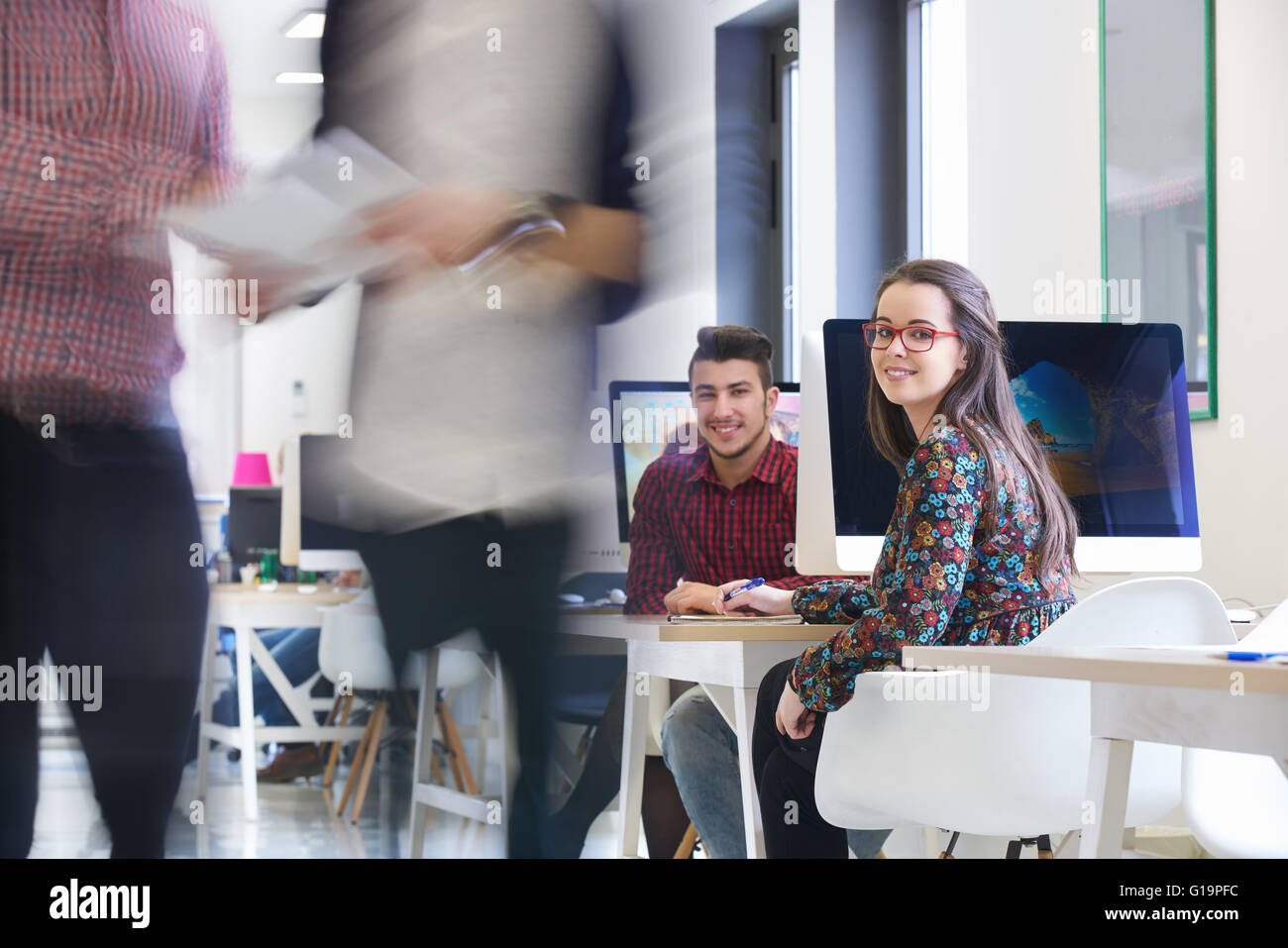 Startup-Unternehmen, Software-Entwickler arbeiten an Computer im modernen Büro Stockfoto