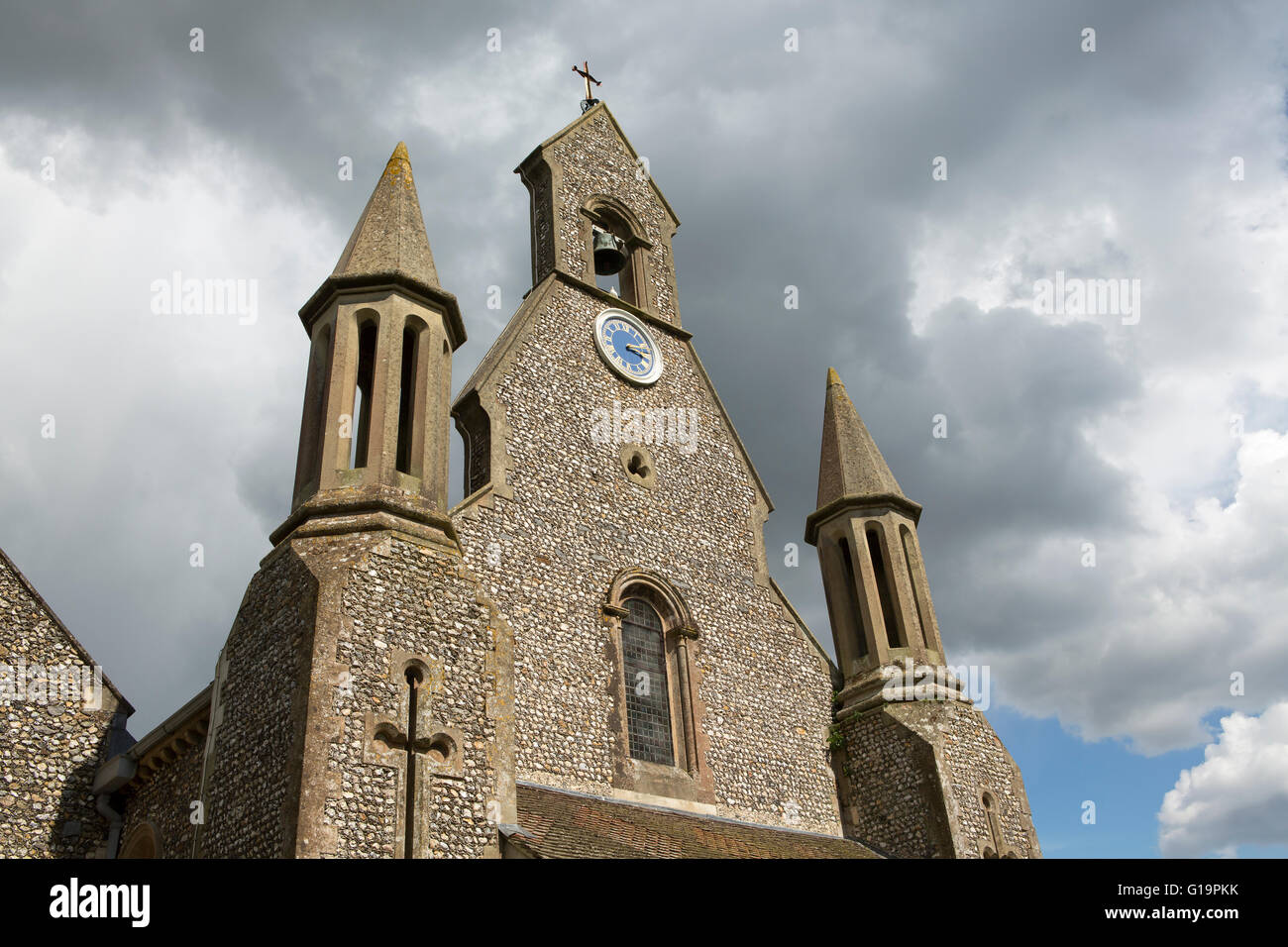 Dunkle Wolken hinter Bell Turm der St. James Church in Emsworth Hampshire zu sammeln. Stockfoto