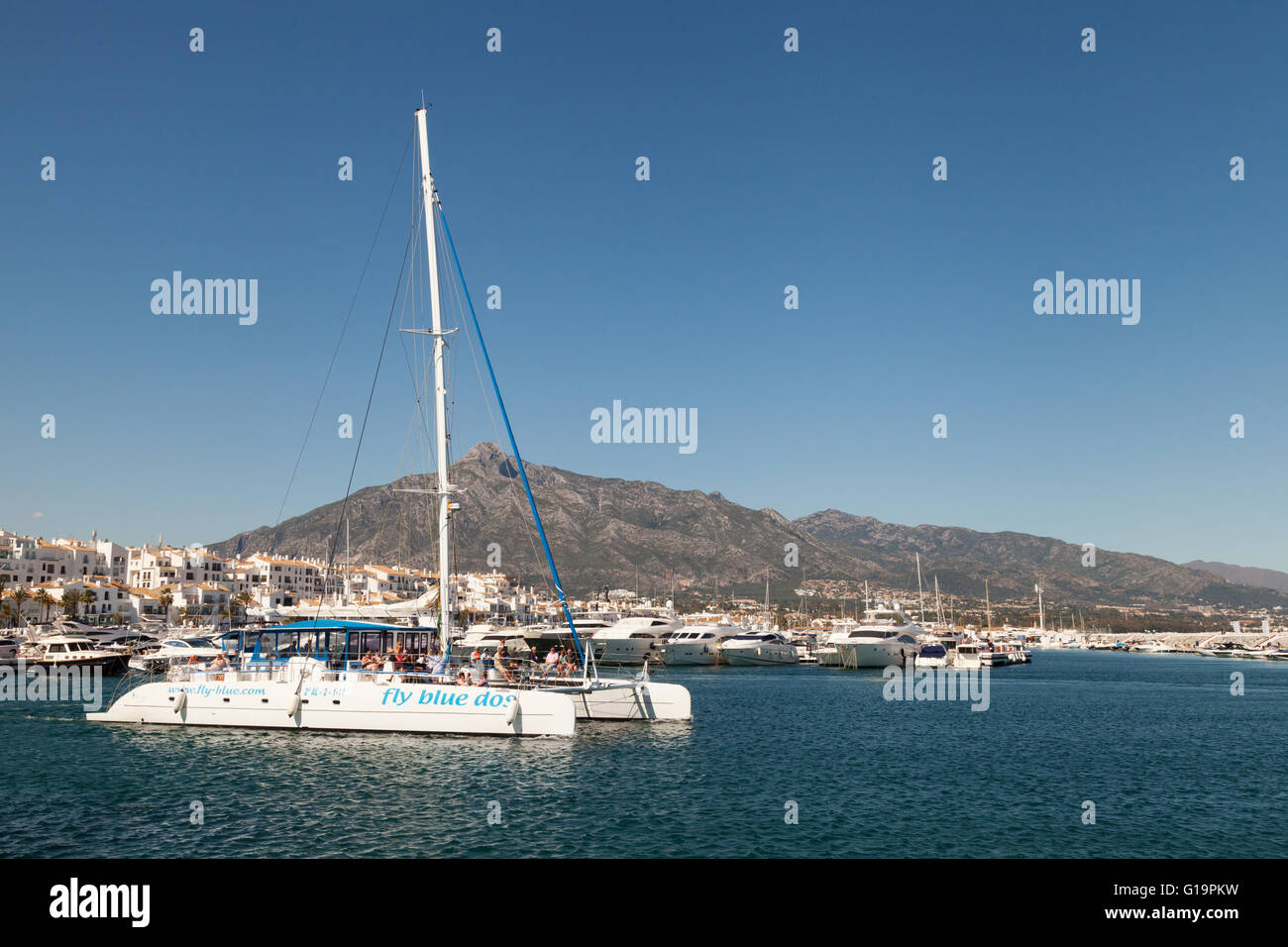 Katamaran Segelboot segeln aus Puerto Banus Hafen mit Costa Del Sol Touristen, Marbella, Andalusien, Spanien, Europa Stockfoto