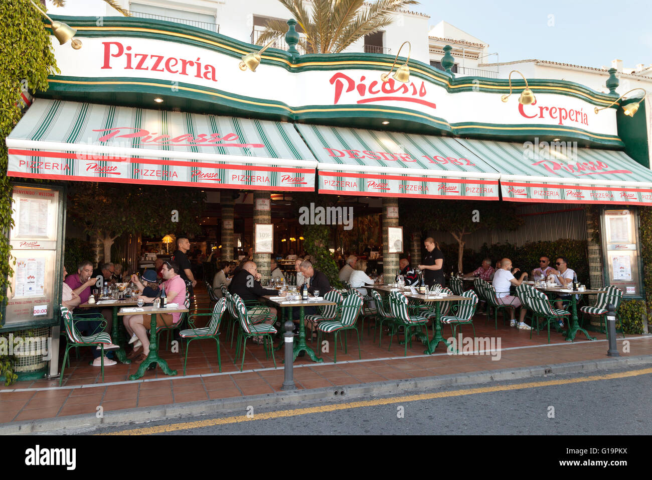 Picasso Pizzeria und Creperie Restaurant außen, Puerto Banus Hafen Marbella Costa del Sol, Andalusien, Spanien Stockfoto