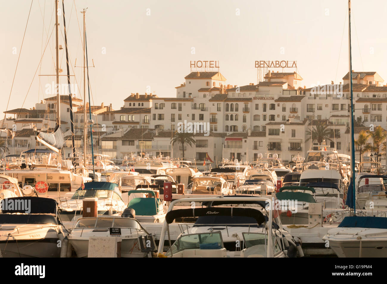 Boote vertäut im Hafen Marina Puerto Banus, Puerto Banus, Marbella, Costa Del Sol, Andalusien, Spanien Stockfoto