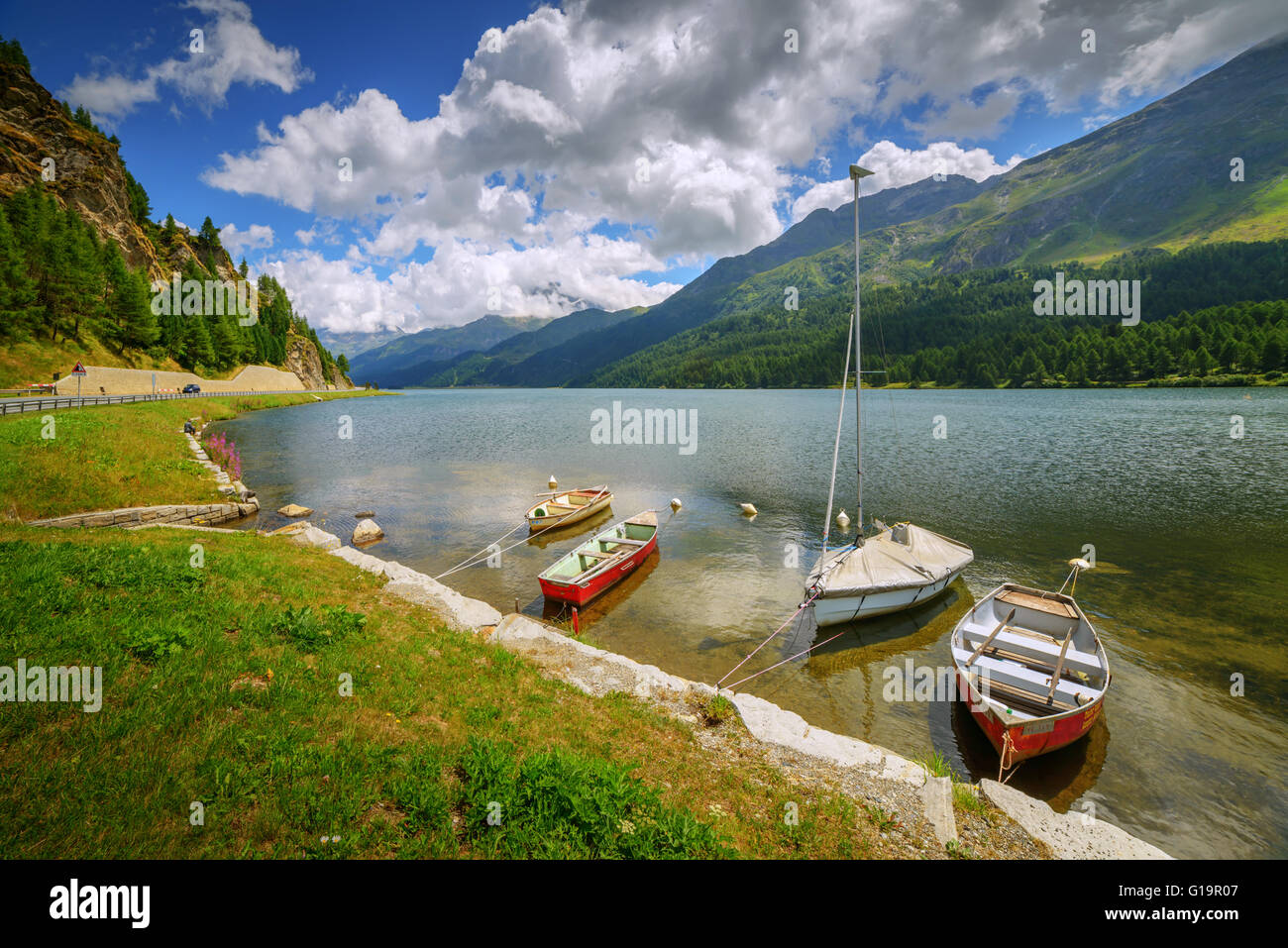 Erstaunliche sonniger Tag am Champferersee See in den Schweizer Alpen. Silvaplana-Dorf, Schweiz, Europa. Stockfoto