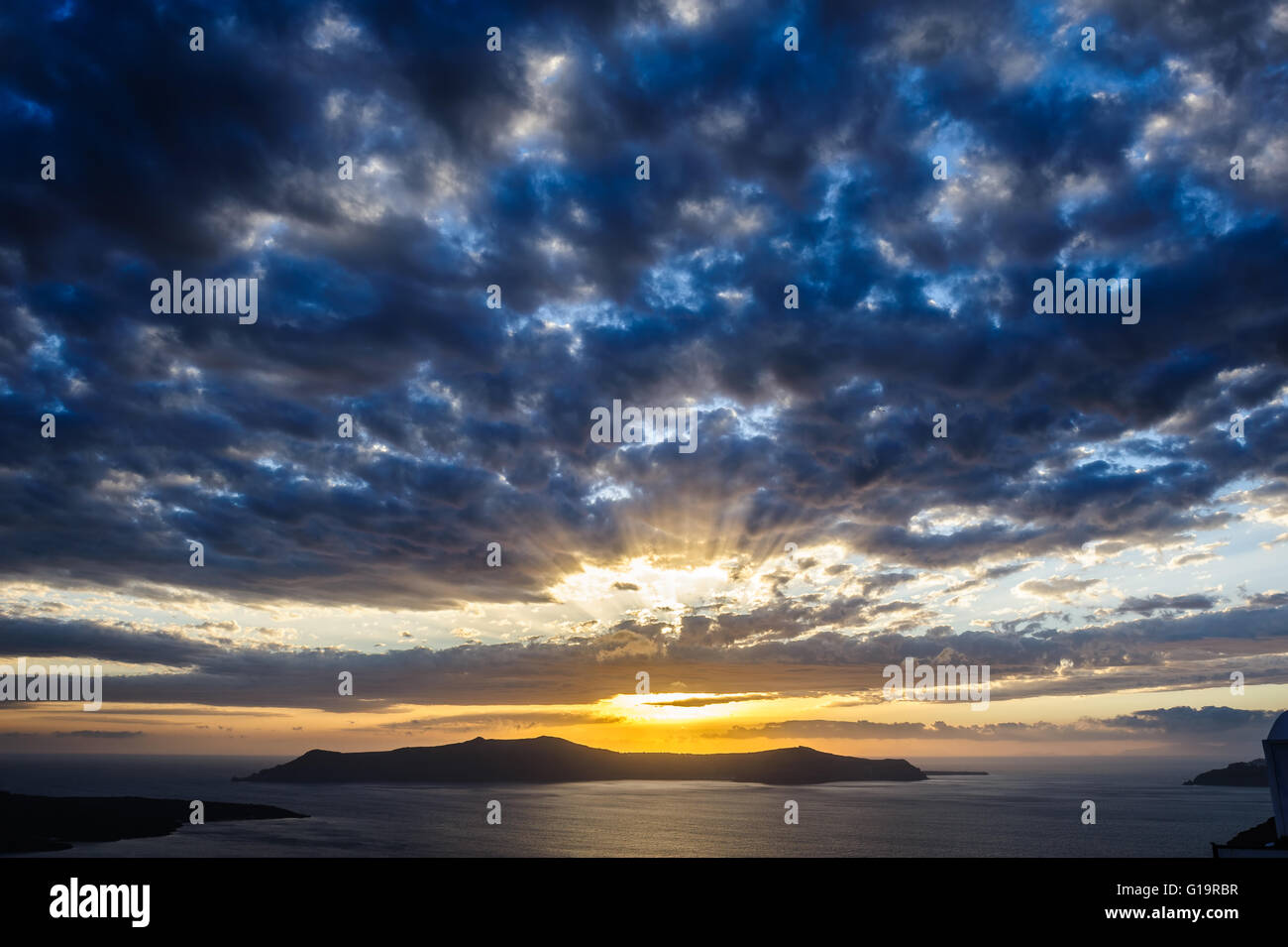 Dramatischen Sonnenuntergang über Santorini Caldera Meer Stockfoto