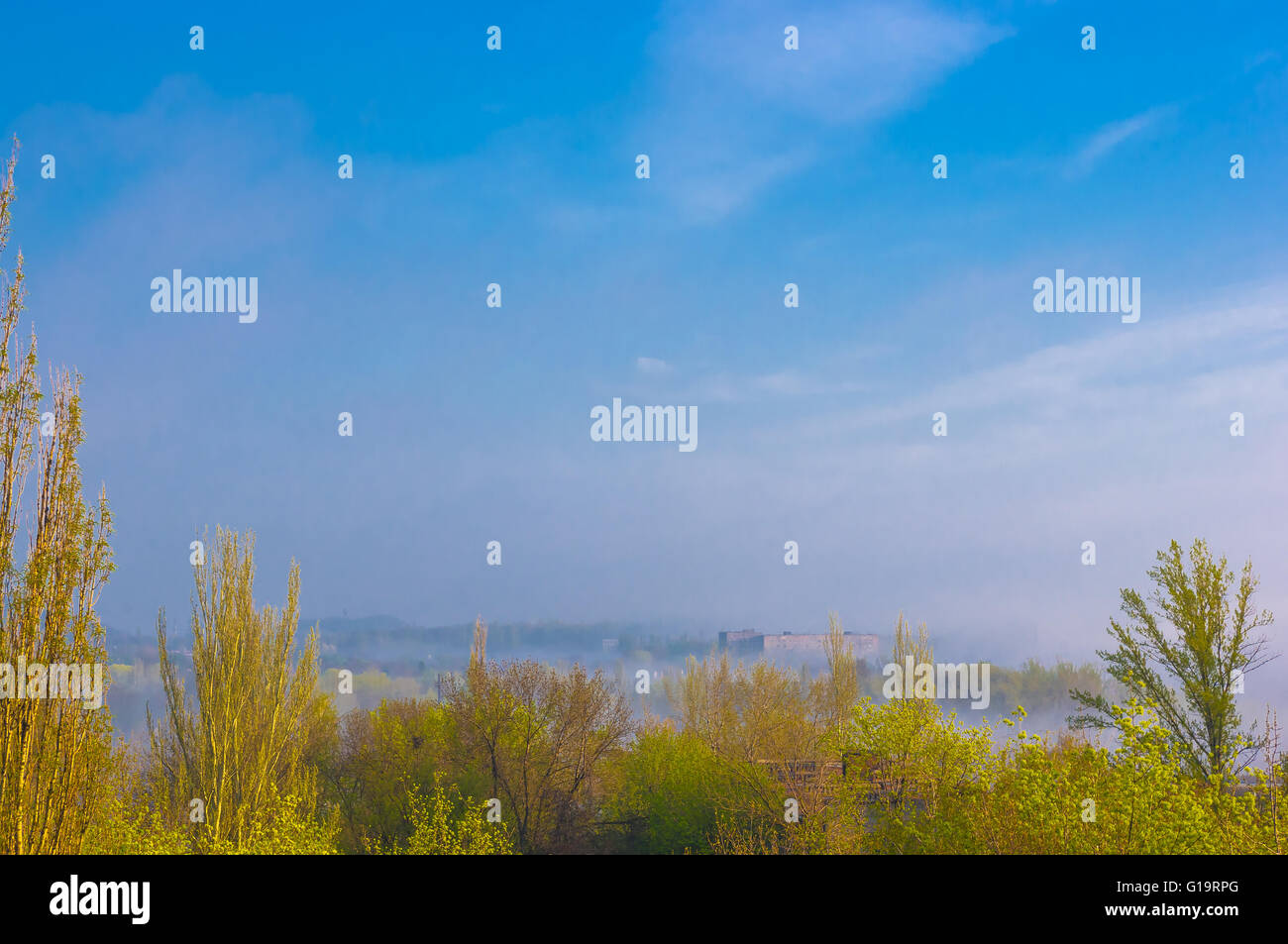 Blick auf die Stadt im Morgennebel im zeitigen Frühjahr Stockfoto