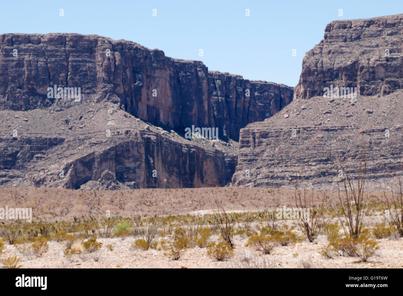 Santa Elena Canyon von etwa 5 Meilen entfernt am Marverick Drive in den südwestlichen Teil des Big Bend National Park gesehen. Stockfoto
