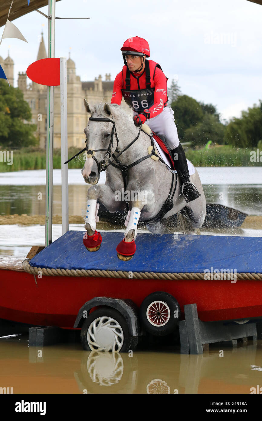 Paul Tapner (Australien) auf Kilronan Reiten Cross Country bei Land Rover Burghley Horse Trials, 5. September 2015 Stockfoto