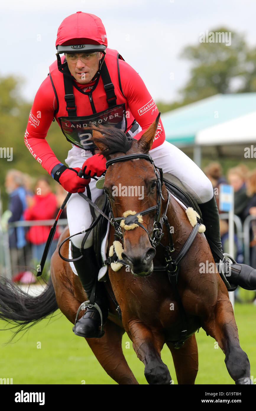 Paul Tapner (Australien) auf Vanir Kamira Reiten Cross Country bei Land Rover Burghley Horse Trials, 5. September 2015 Stockfoto