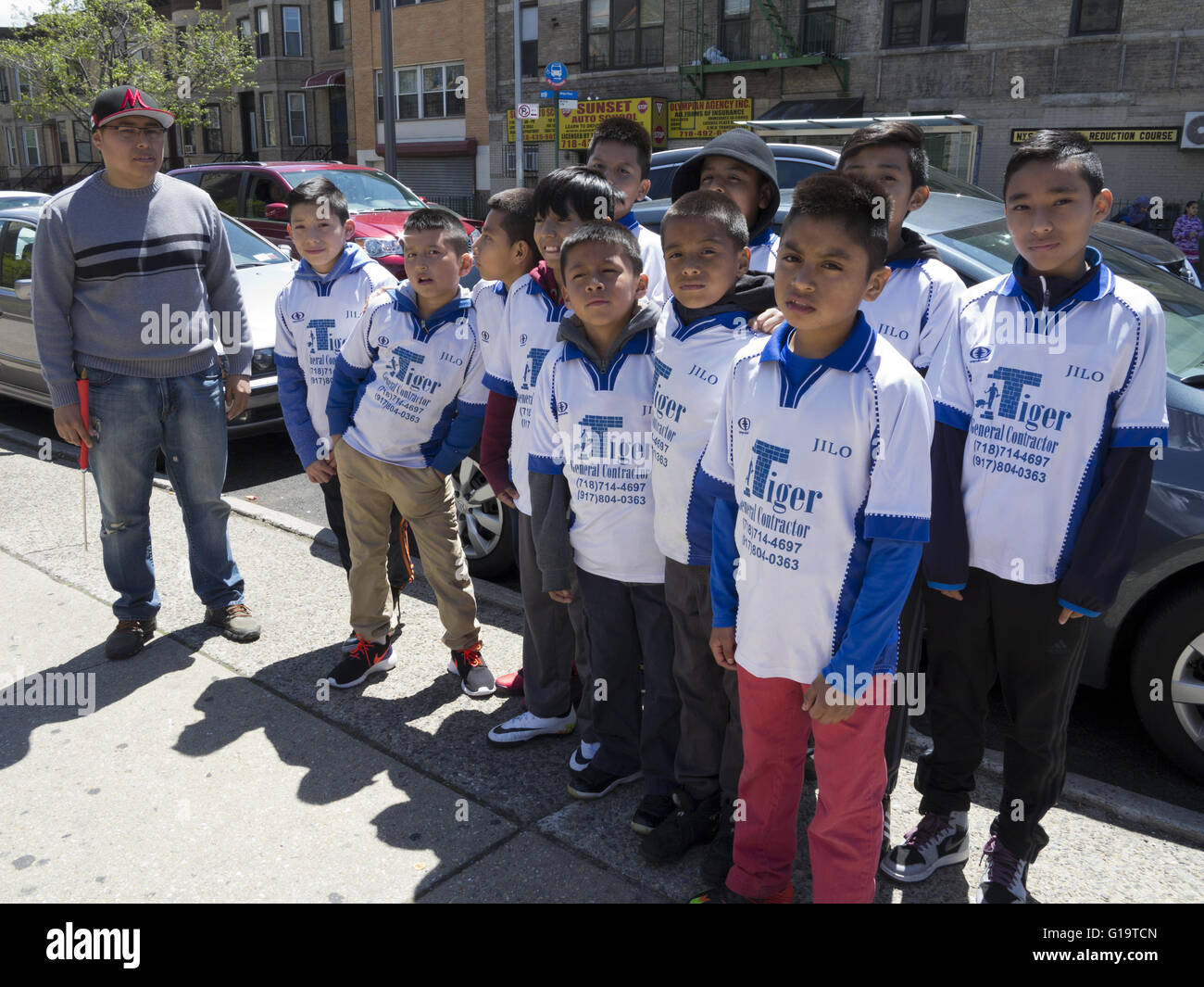 Fußball-Nationalmannschaft am Cinco De Mayo und Muttertag Parade im Abschnitt Sunset Park, Brooklyn, New York, 8. Mai 2016. Stockfoto