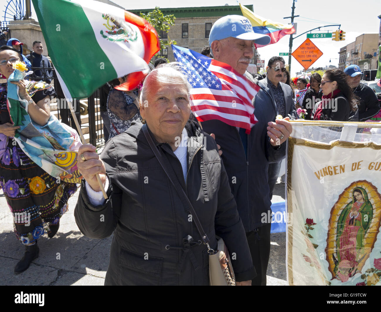 Cinco De Mayo und Muttertag Parade im Stadtteil Sunset Park in Brooklyn, NY, 8. Mai 2016. Stockfoto