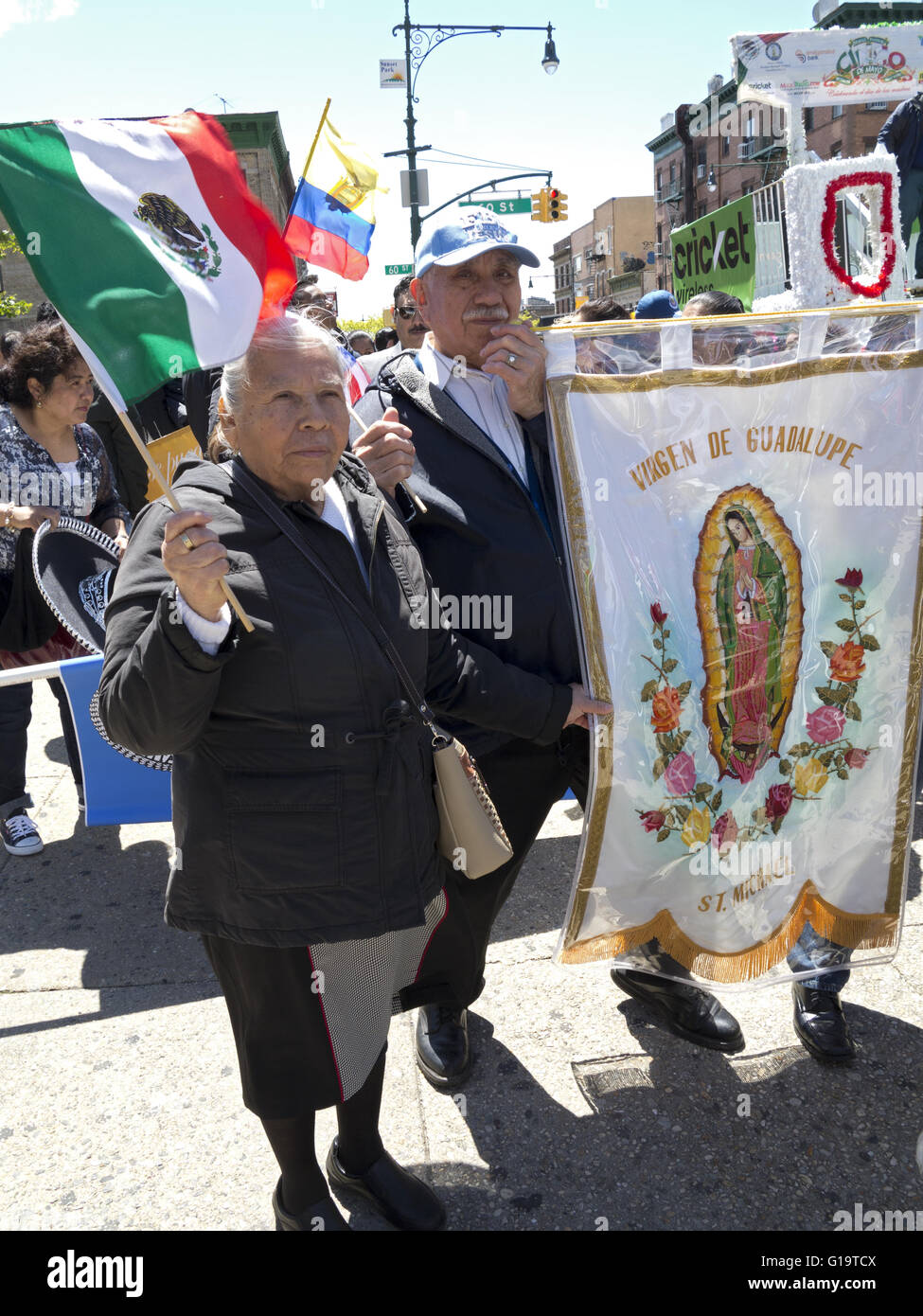Cinco De Mayo und Muttertag Parade im Stadtteil Sunset Park in Brooklyn, NY, 8. Mai 2016. Stockfoto