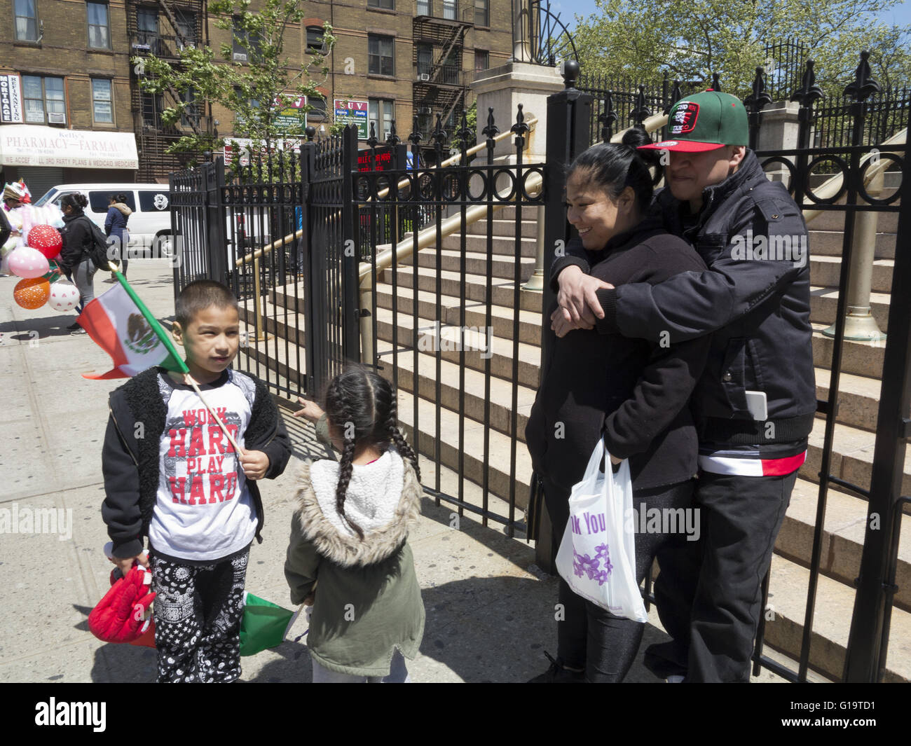 Mexikanische Familie am Cinco De Mayo und Muttertag Parade im Stadtteil Sunset Park in Brooklyn, NY, 8. Mai 2016. Stockfoto