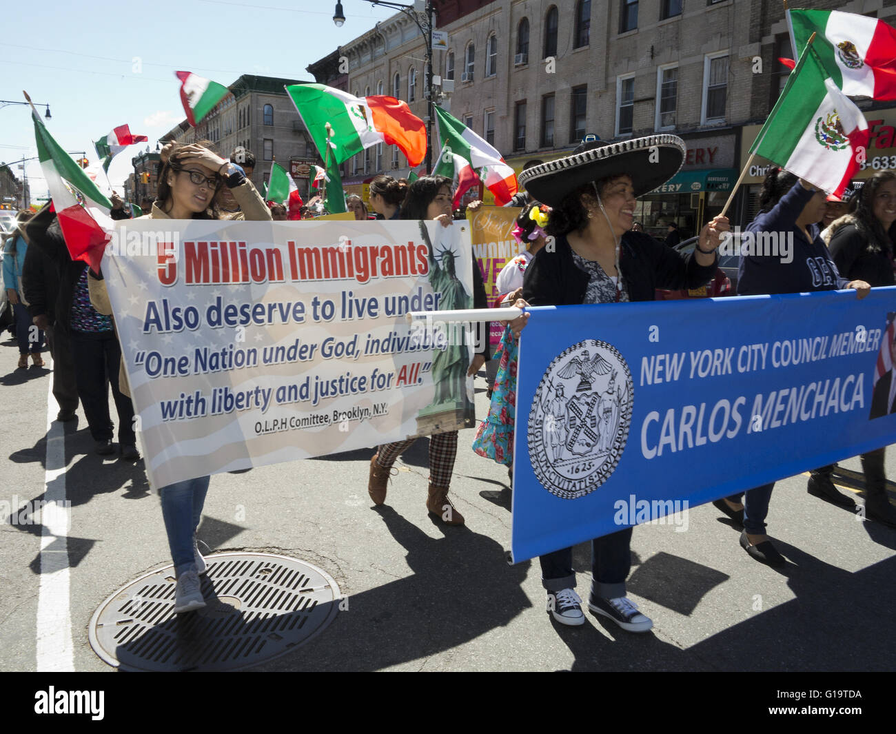 Cinco De Mayo und Muttertag Parade im Stadtteil Sunset Park in Brooklyn, NY, 8. Mai 2016. Stockfoto