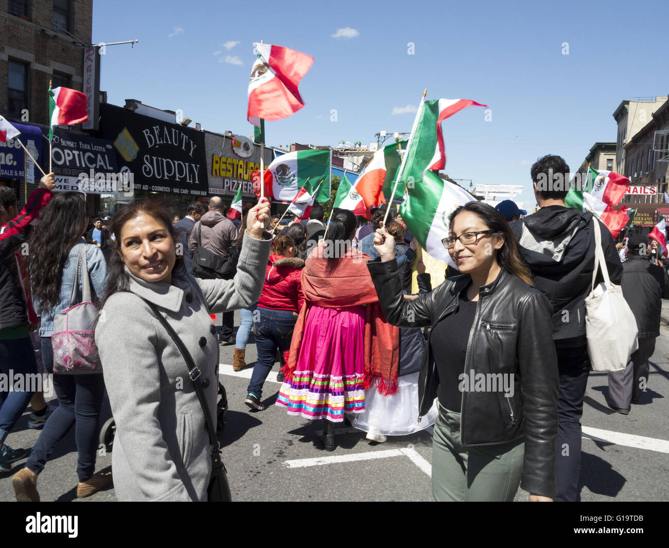 Cinco De Mayo und Muttertag Parade im Stadtteil Sunset Park in Brooklyn, NY, 8. Mai 2016. Stockfoto