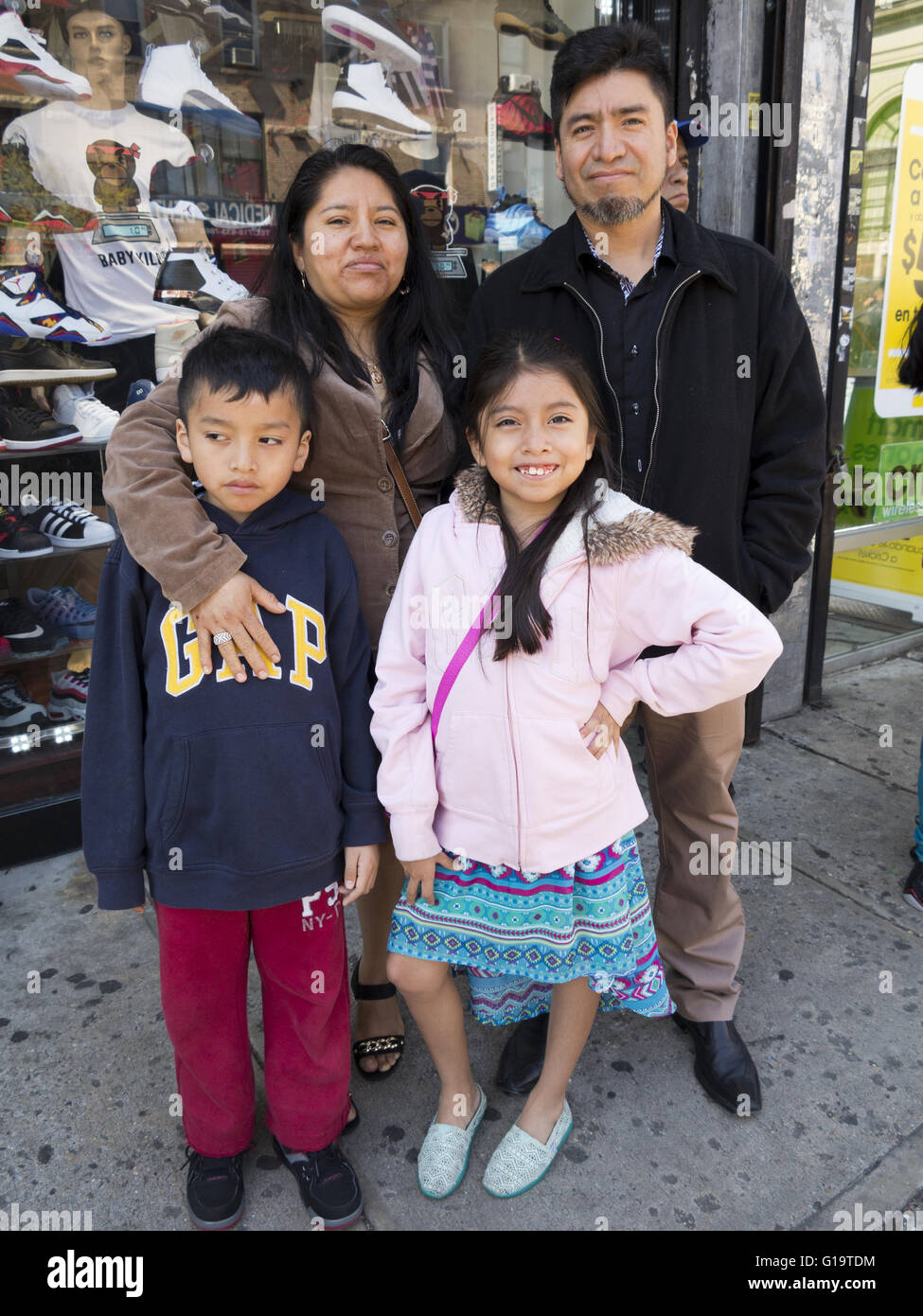 Hispanische Familie besucht Cinco De Mayo und Muttertag Parade im Stadtteil Sunset Park in Brooklyn, NY, 8. Mai 2016. Stockfoto
