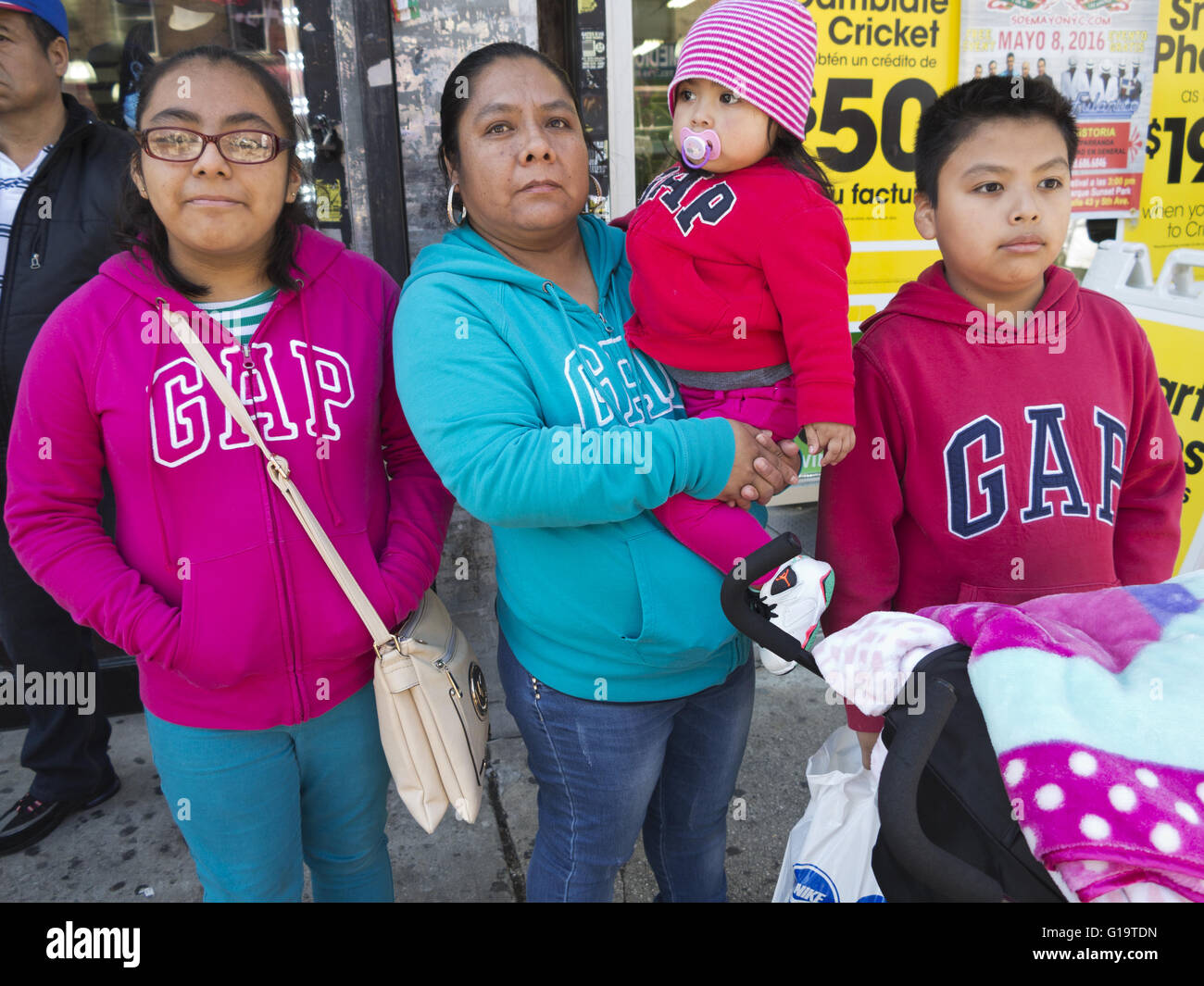 Hispanische Mutter und Kinder im Cinco De Mayo und Muttertag Parade im Abschnitt Sunset Park, Brooklyn, New York, 8. Mai 2016. Stockfoto