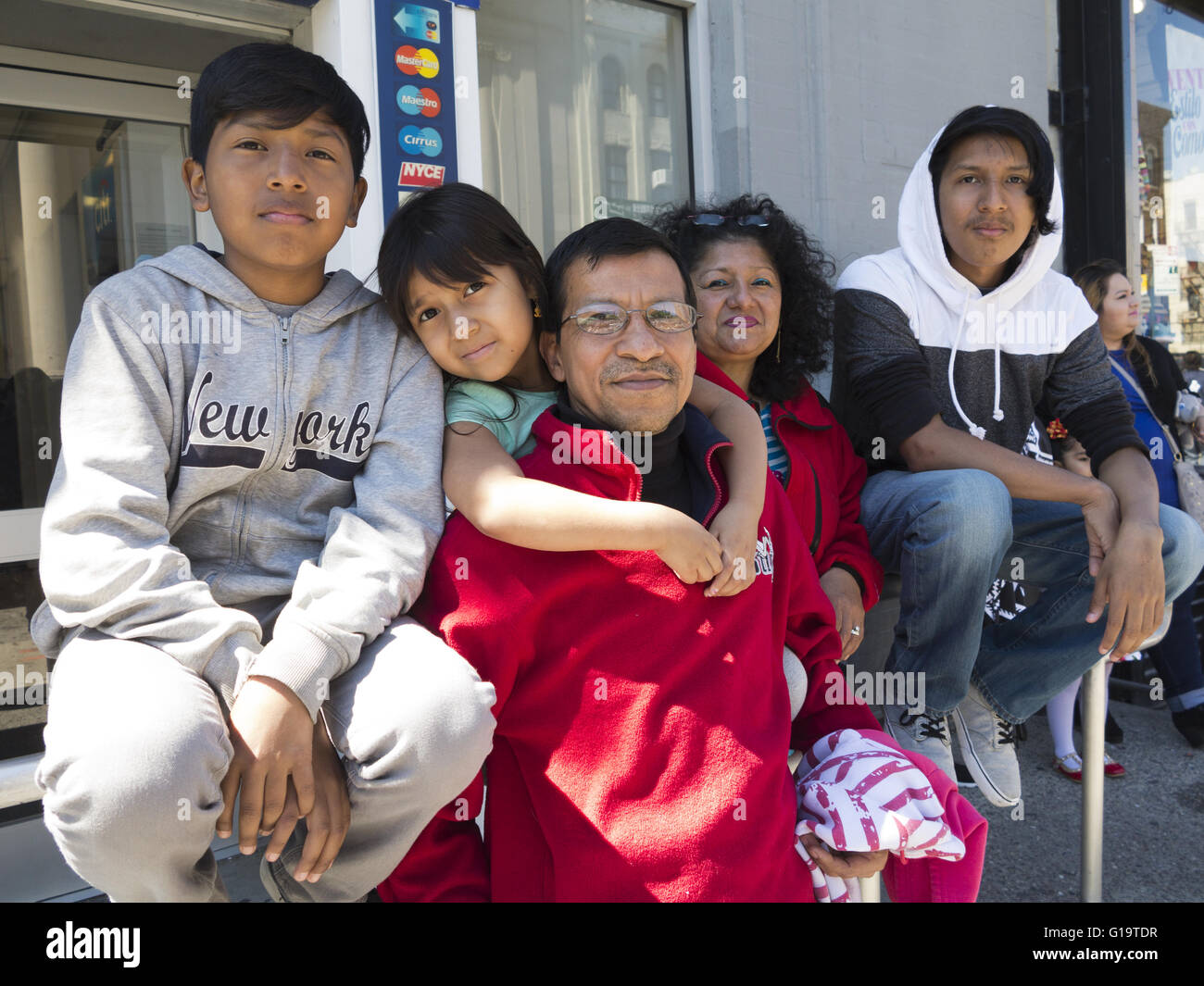 Hispanische Familie besucht Cinco De Mayo und Muttertag Parade im Stadtteil Sunset Park in Brooklyn, NY, 8. Mai 2016. Stockfoto