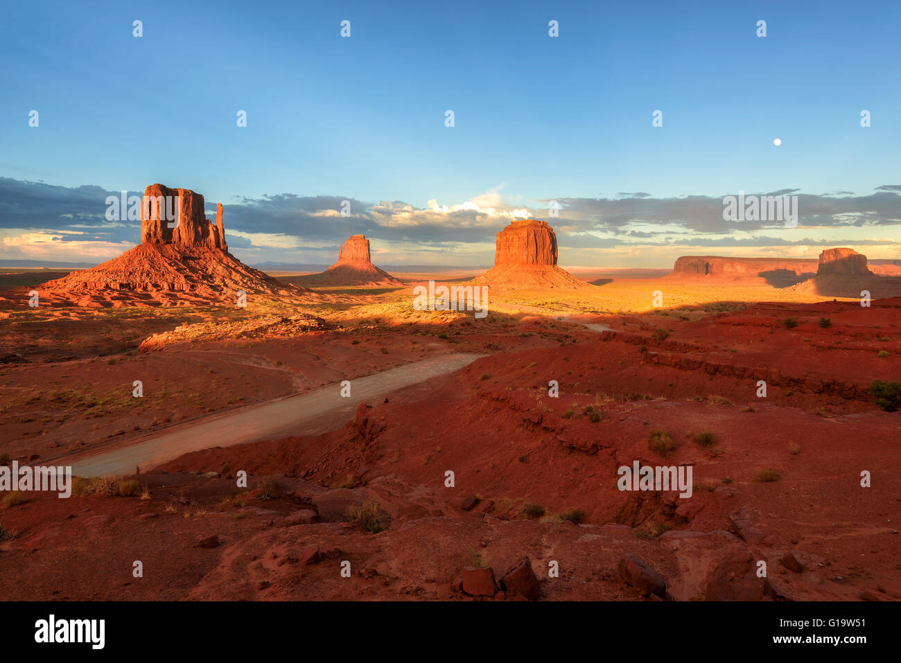 Sicht auf die Straße im Monument Valley bei Sonnenuntergang, Utah Stockfoto
