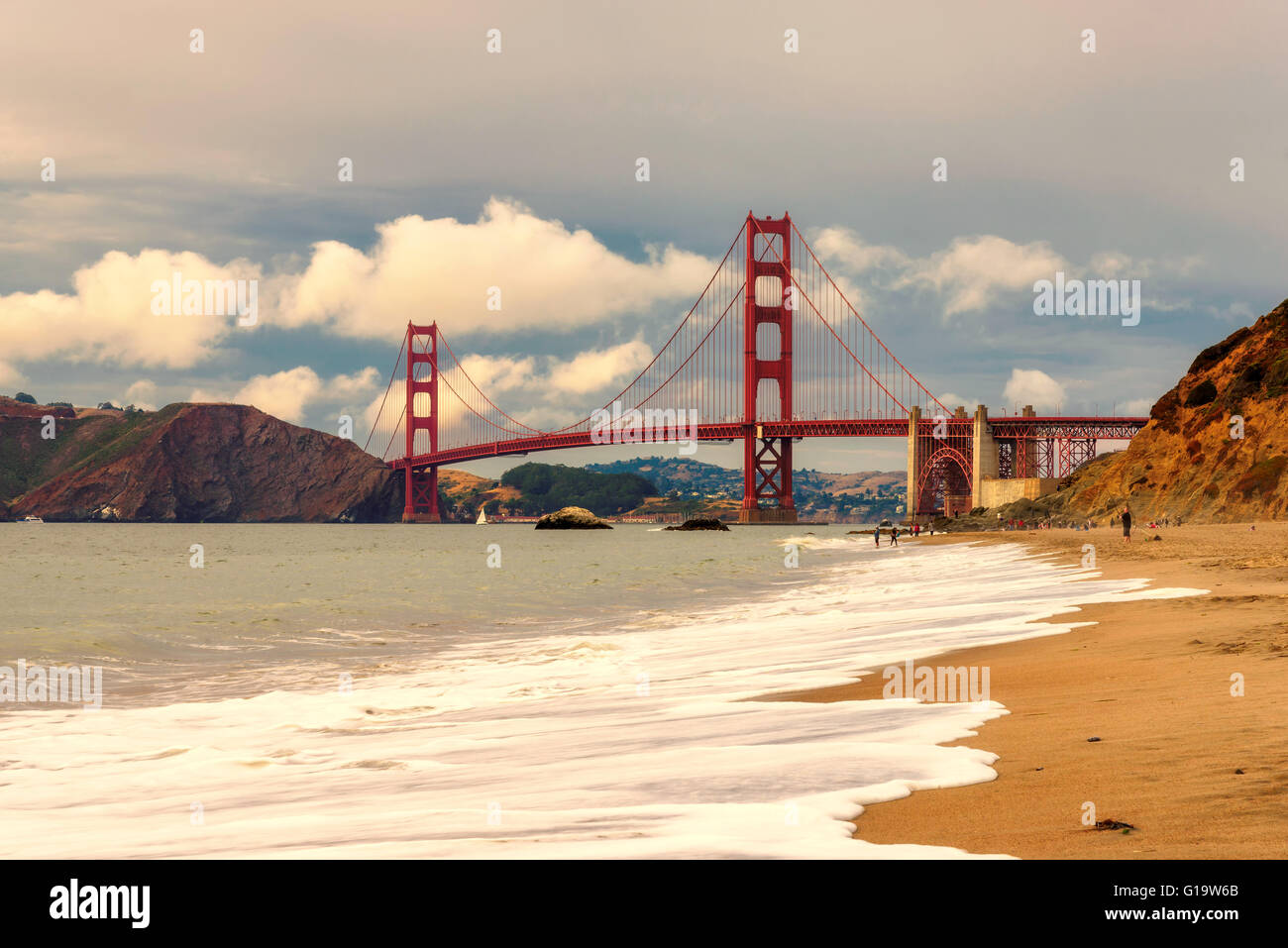 Golden Gate Bridge zeigt sich am Sonnenuntergang, San Francisco, Kalifornien Stockfoto