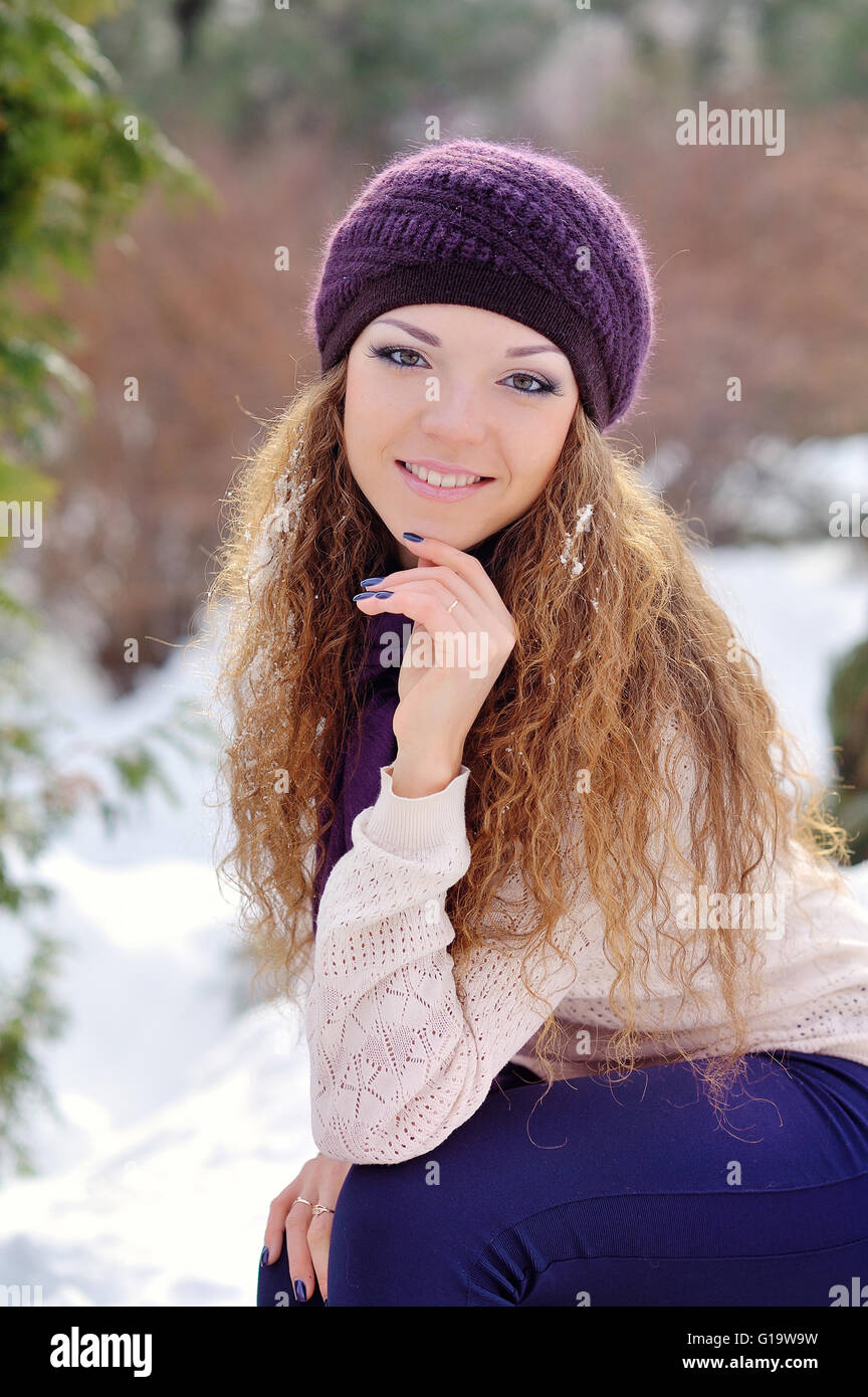 schöne Mädchen lächelnd in Winter park Stockfoto