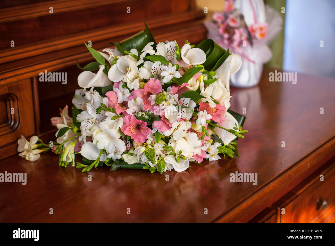 Hochzeit rosa Blumenstrauß auf dem Tisch Stockfoto